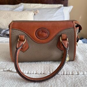 Small shoulder Dooney and Bourke purse! khaki and brown!